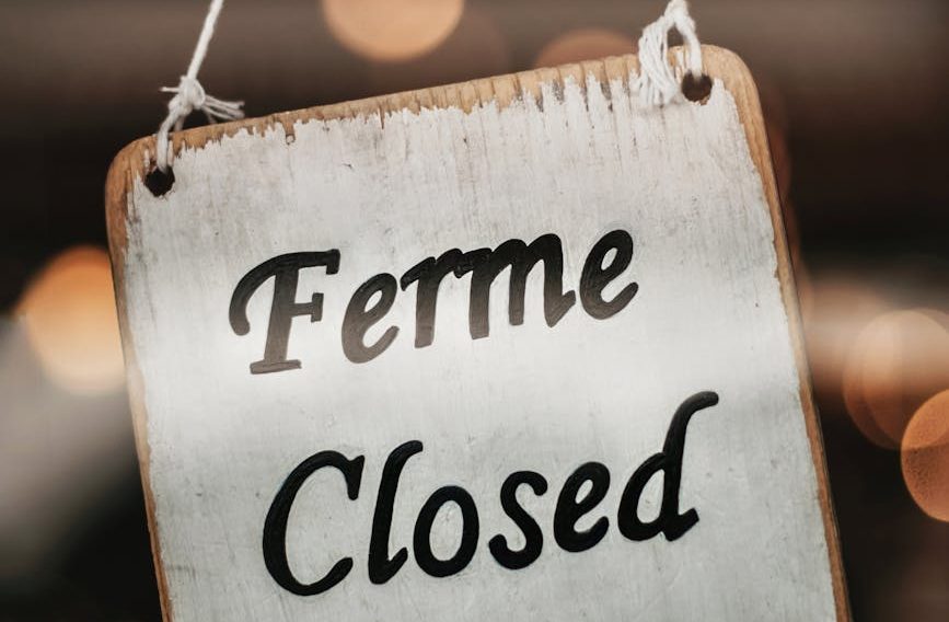 board with closed text in english and french